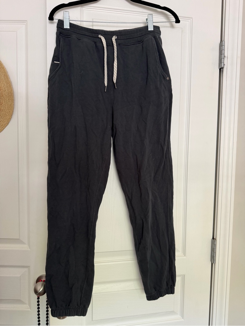 Vuori women’s black cotton joggers, size small